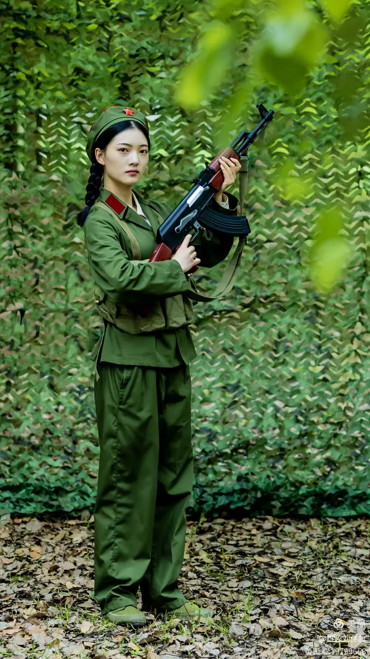 录电影《芳华》战争年代无数英雄为国家抛头颅酒热血献出了宝贵的生命让观众能够珍惜当下幸福美满生活来之不